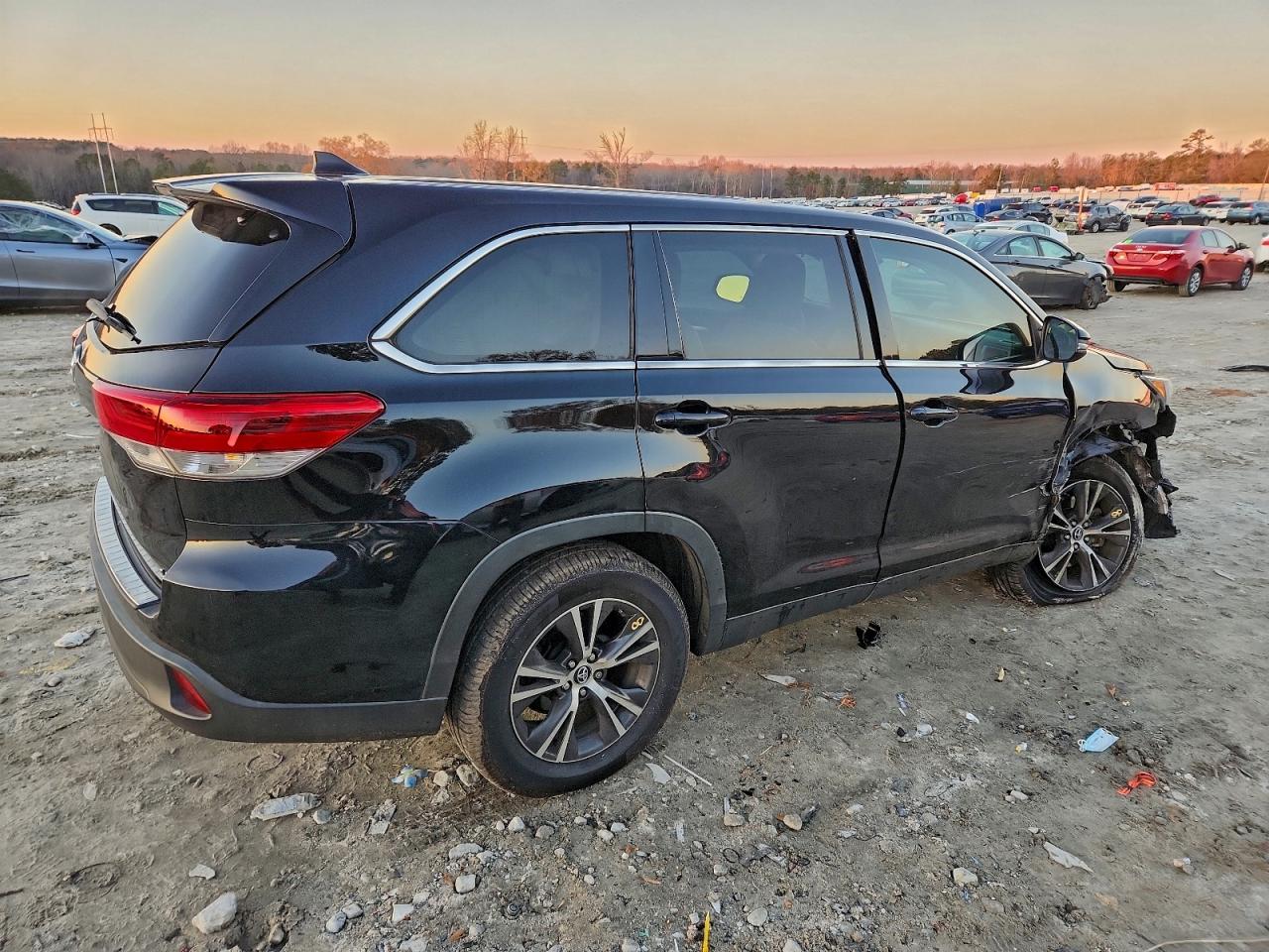 2019 TOYOTA HIGHLANDER LE photo 3