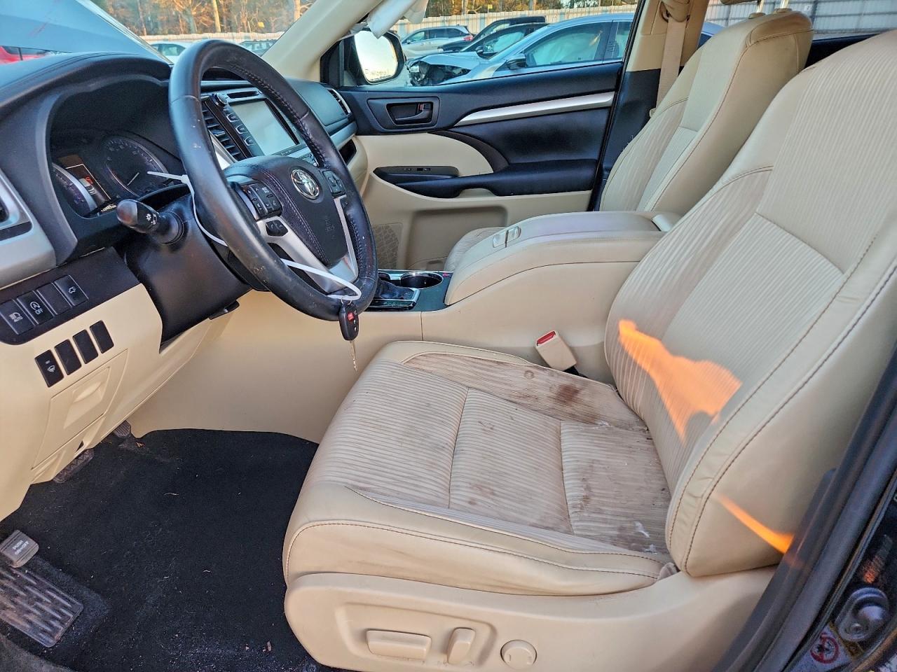 2019 TOYOTA HIGHLANDER LE photo 7