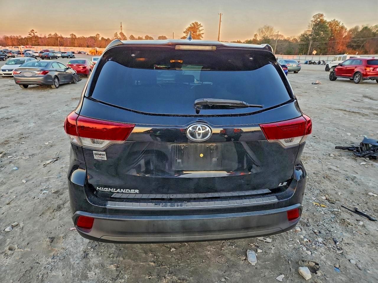 2019 TOYOTA HIGHLANDER LE photo 6