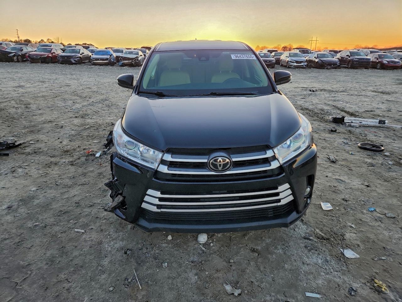 2019 TOYOTA HIGHLANDER LE photo 5