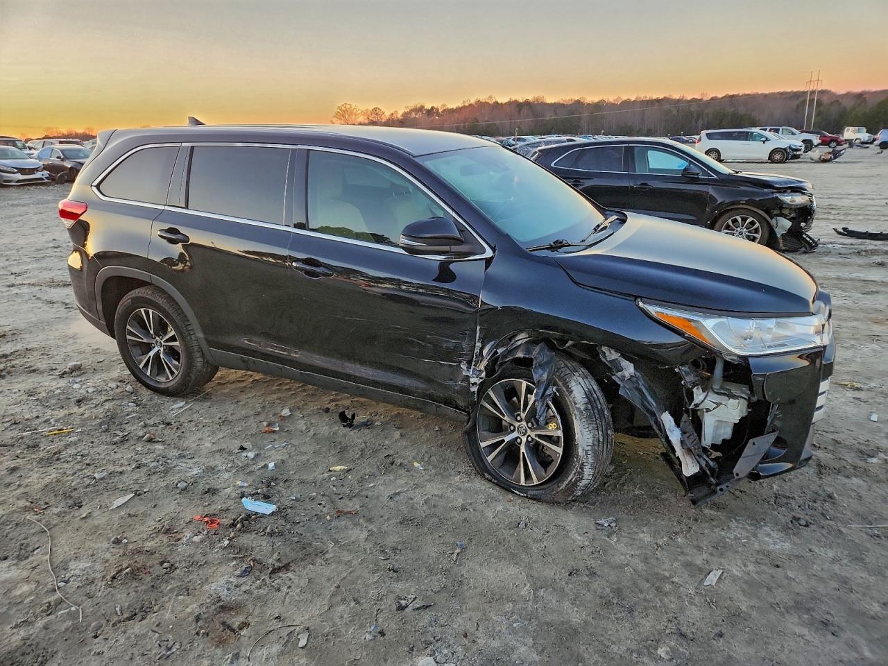 2019 TOYOTA HIGHLANDER LE photo 4