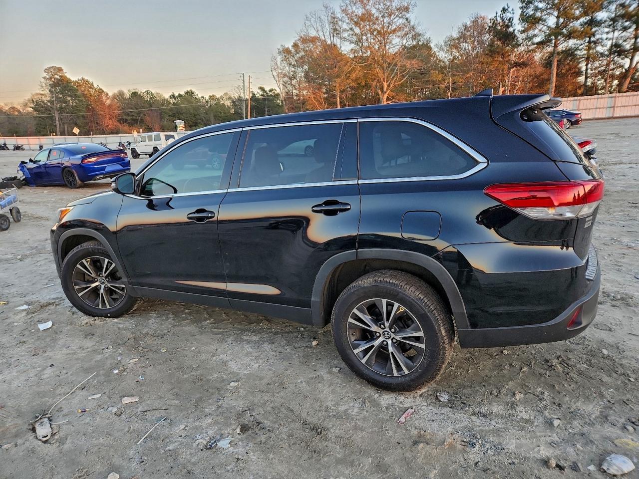 2019 TOYOTA HIGHLANDER LE photo 2