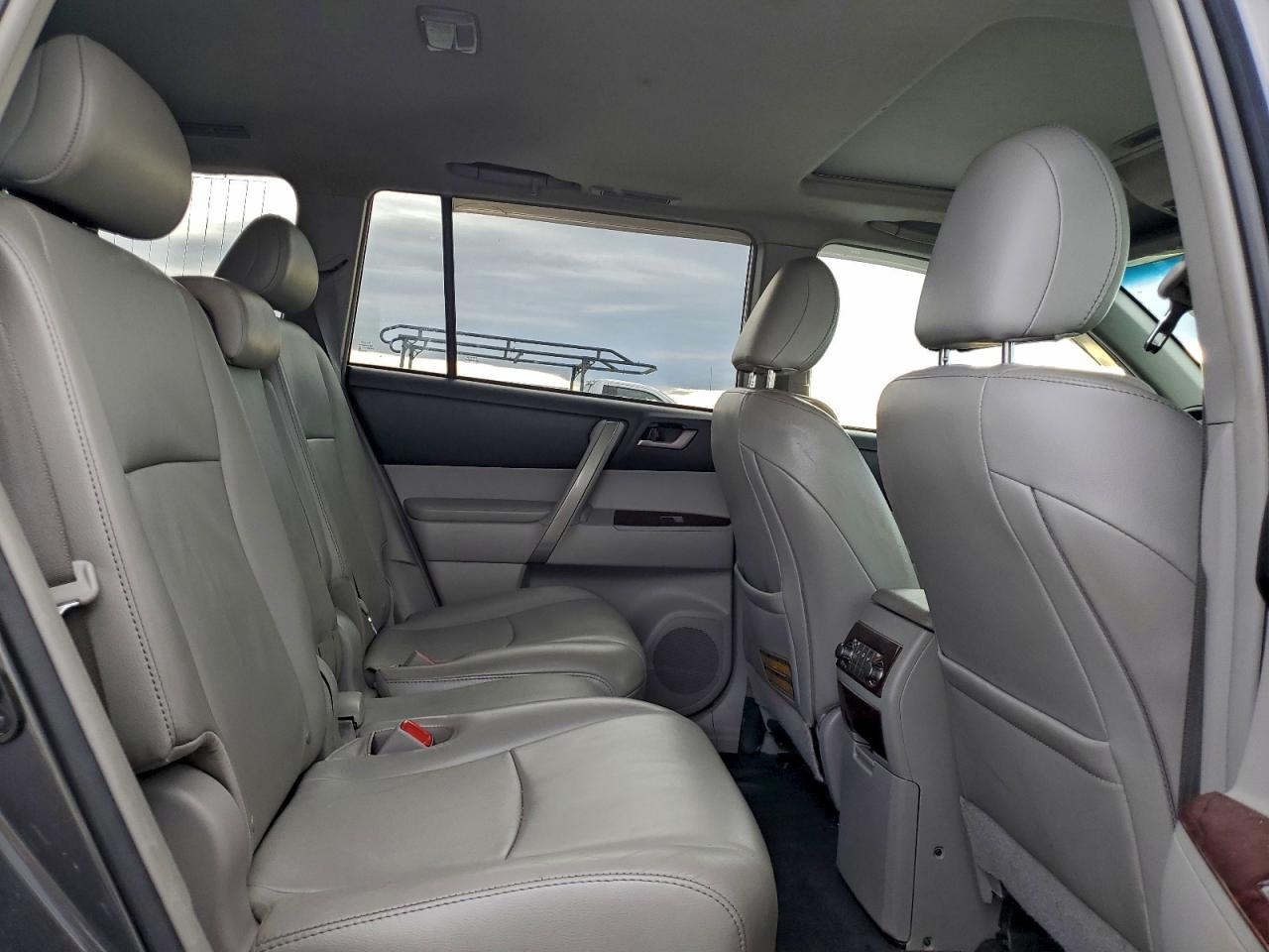 2013 TOYOTA HIGHLANDER BASE photo 11