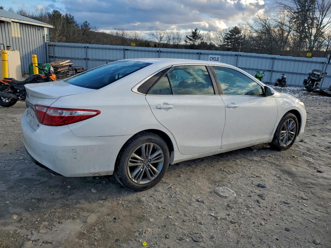2016 TOYOTA CAMRY LE photo 3