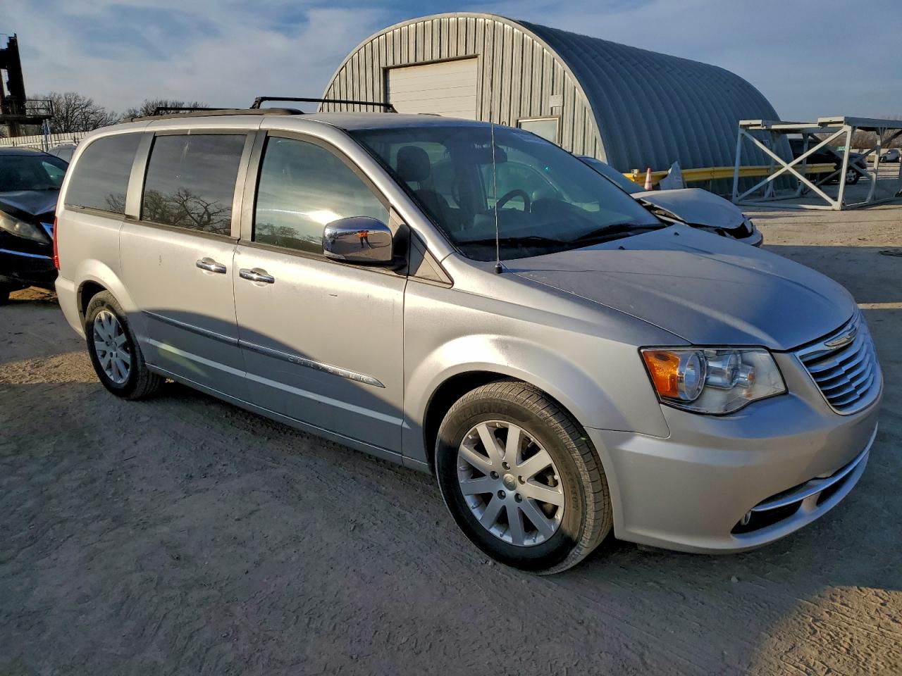 2012 CHRYSLER TOWN & COUNTRY photo 4