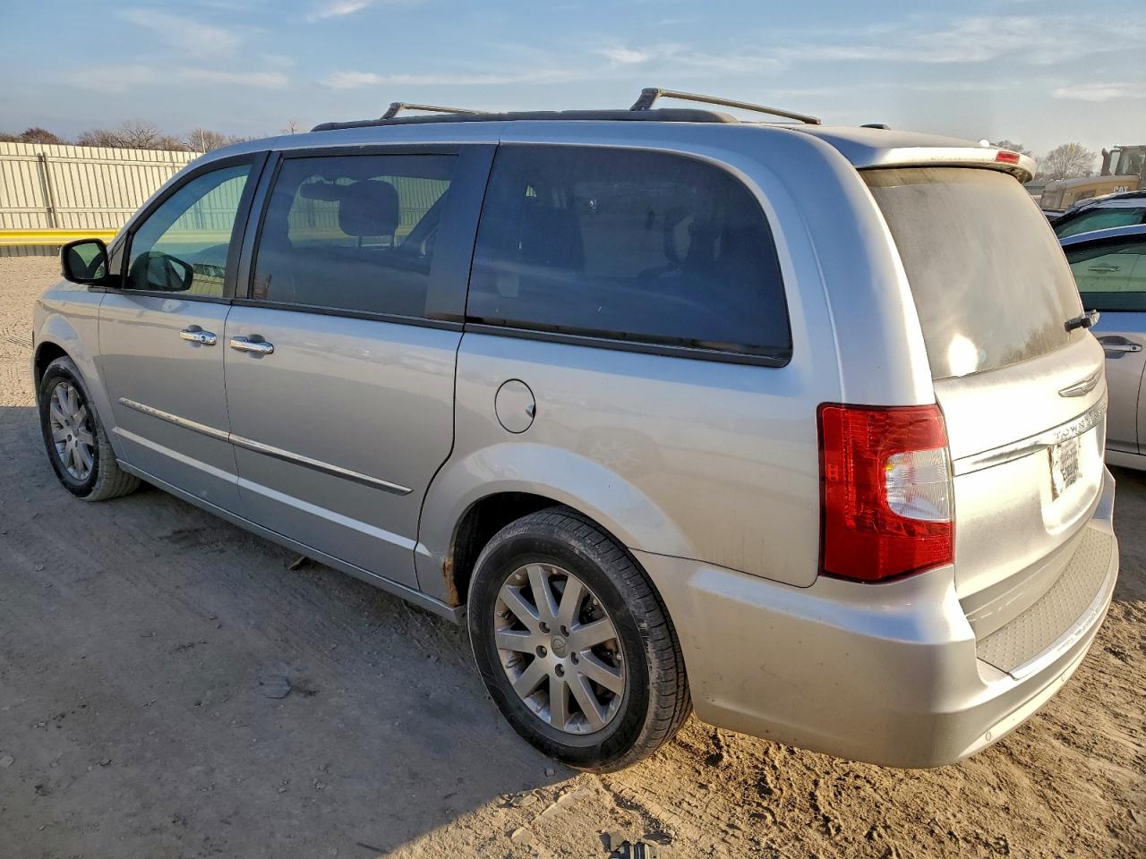 2012 CHRYSLER TOWN & COUNTRY photo 2