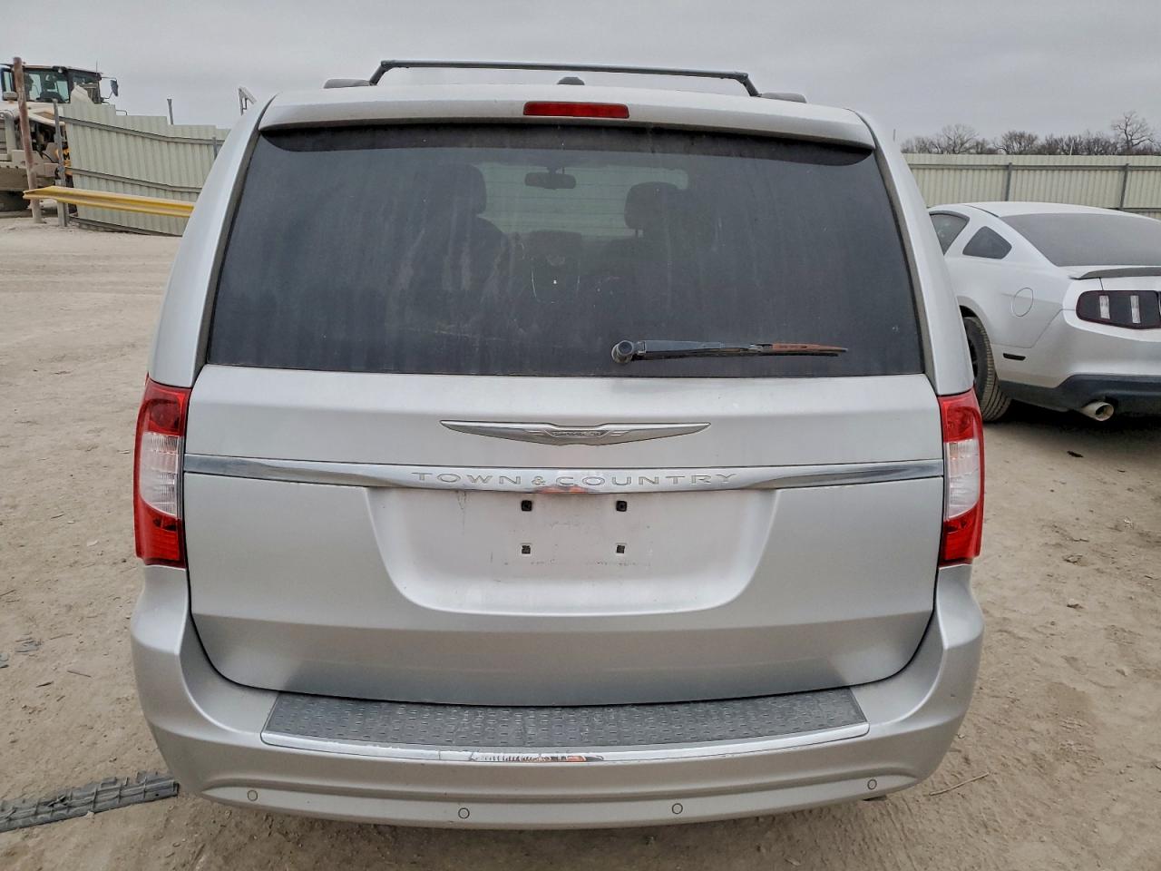 2012 CHRYSLER TOWN & COUNTRY photo 6