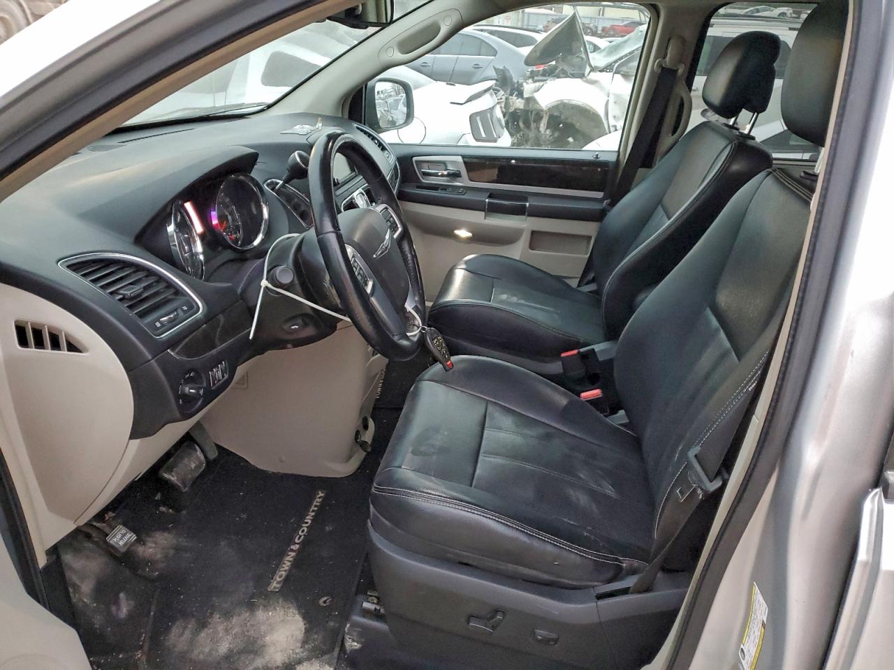 2012 CHRYSLER TOWN & COUNTRY photo 7