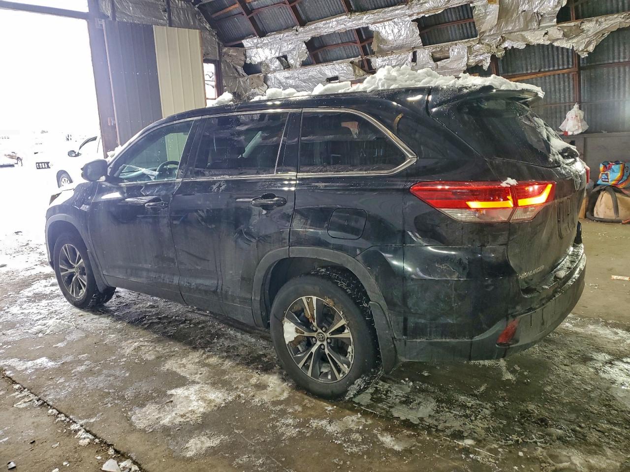 2019 TOYOTA HIGHLANDER LE photo 2