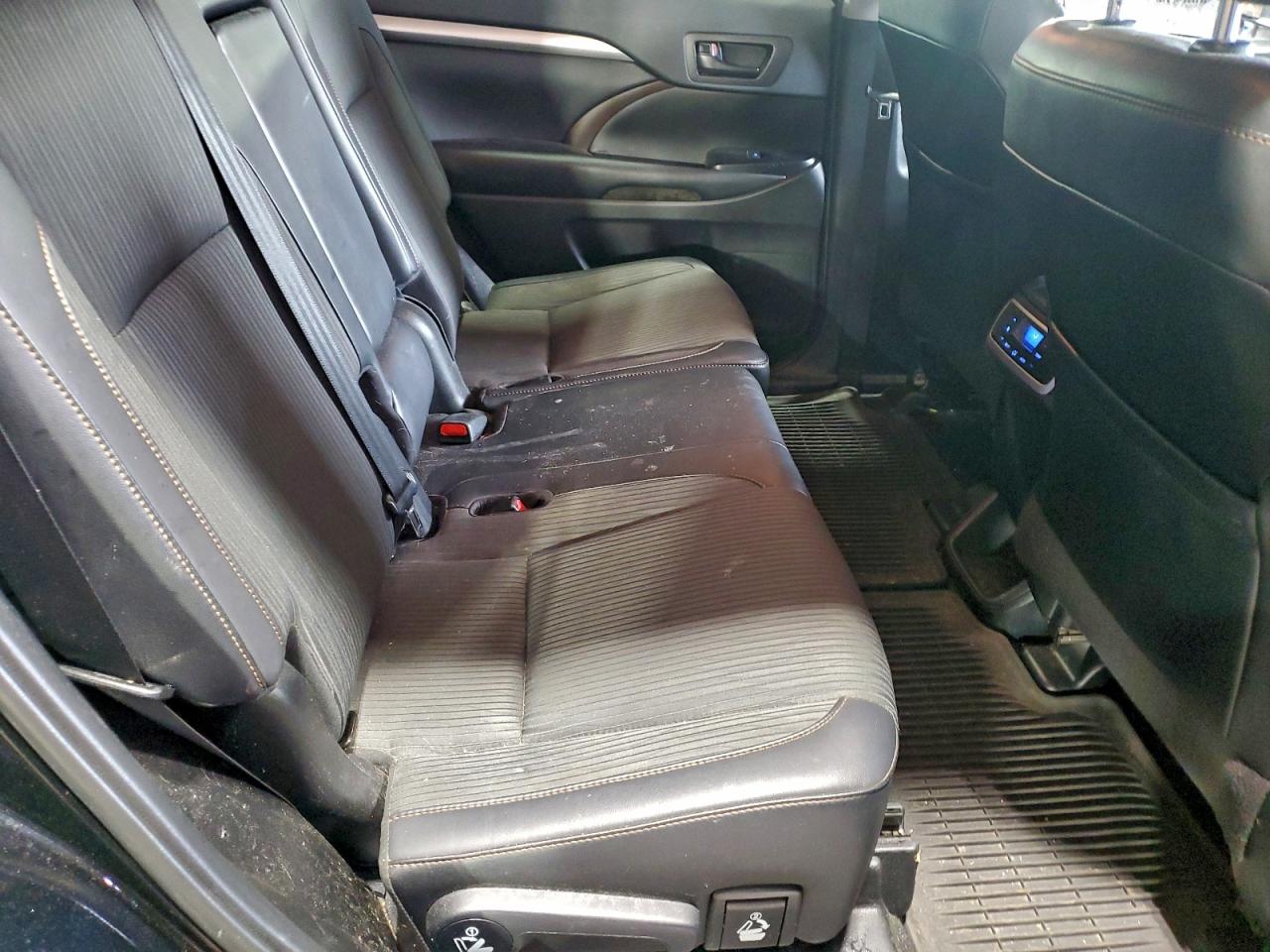2019 TOYOTA HIGHLANDER LE photo 11