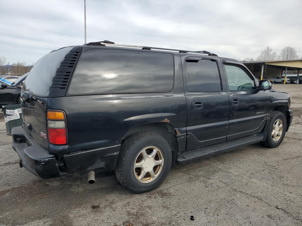 2004 GMC YUKON photo 3