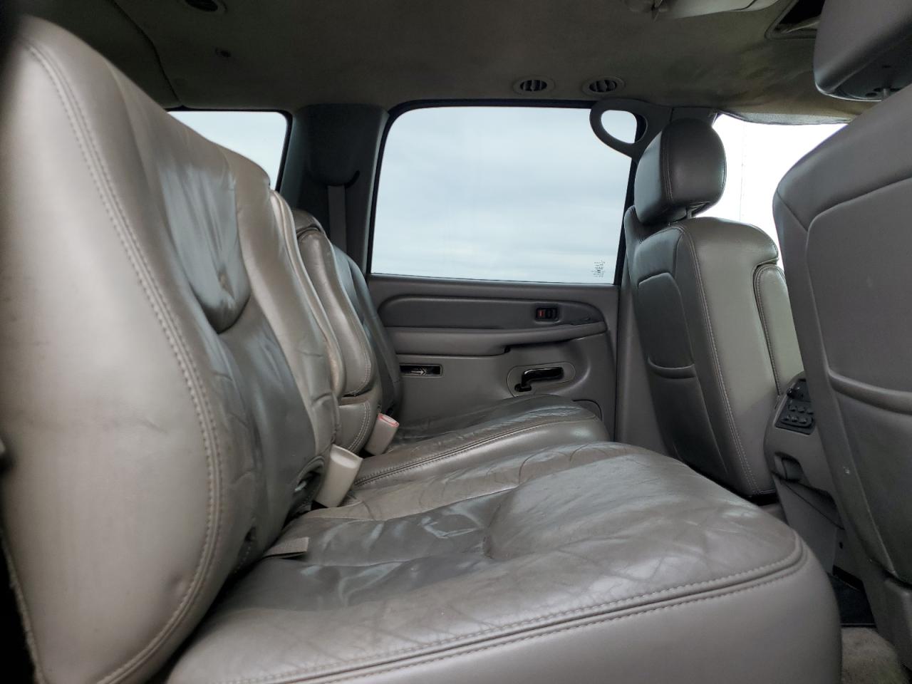 2004 GMC YUKON photo 11