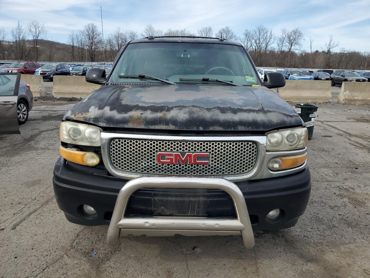 2004 GMC YUKON photo 5
