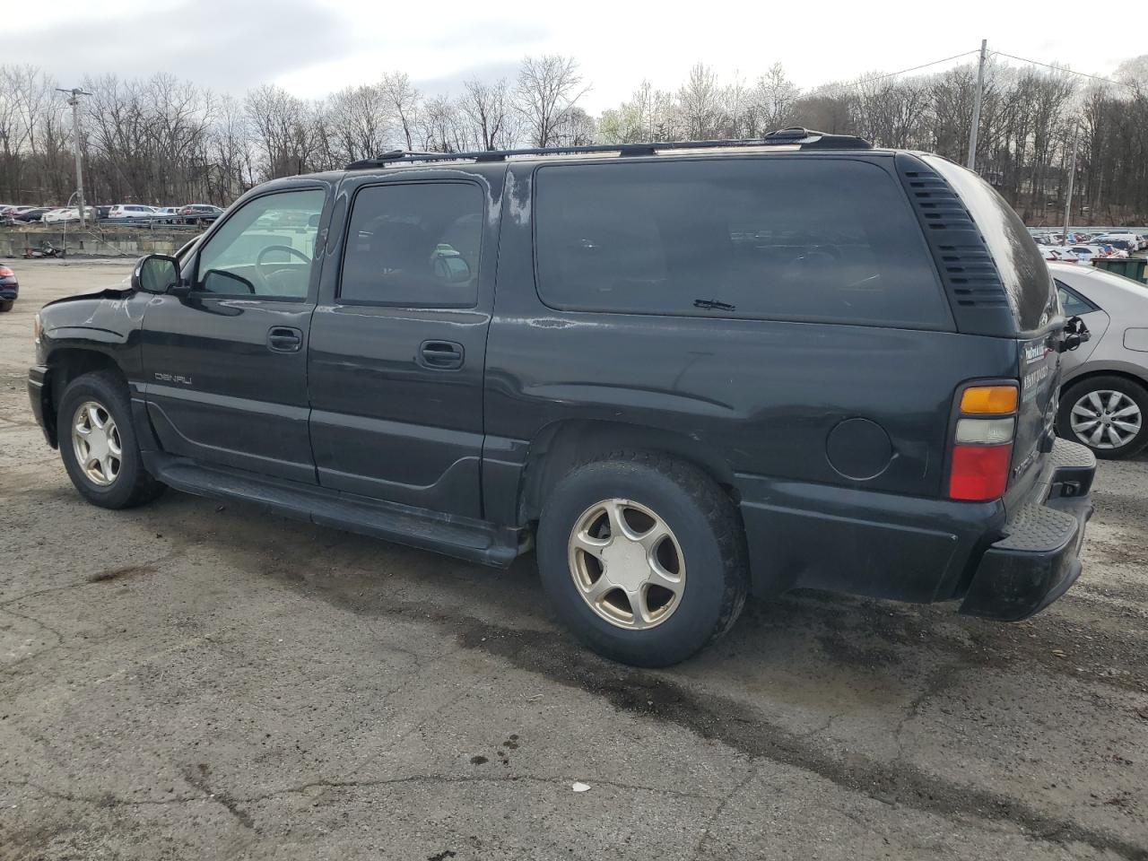 2004 GMC YUKON photo 2