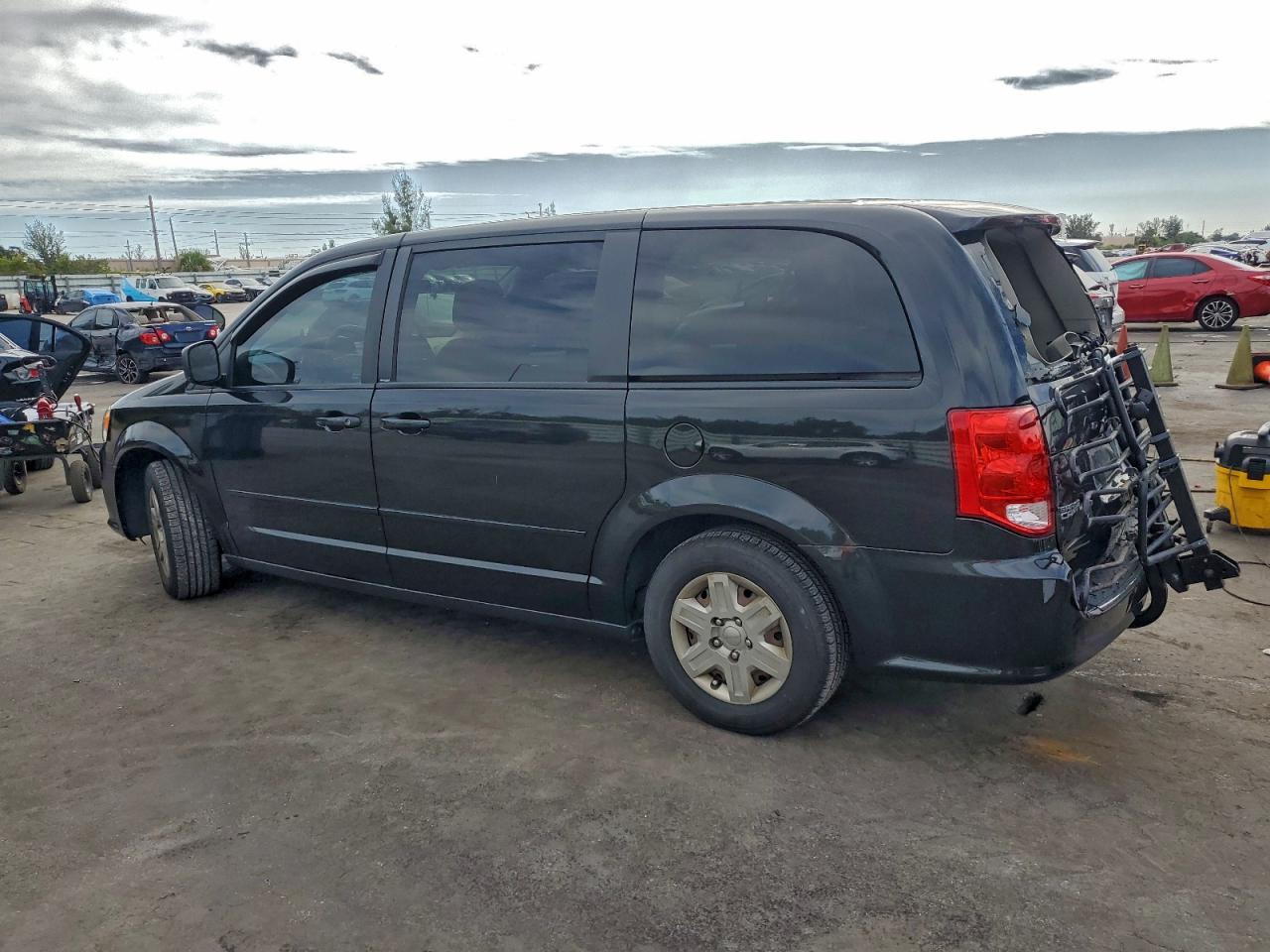 2012 DODGE GRAND CARAVAN SE photo 2
