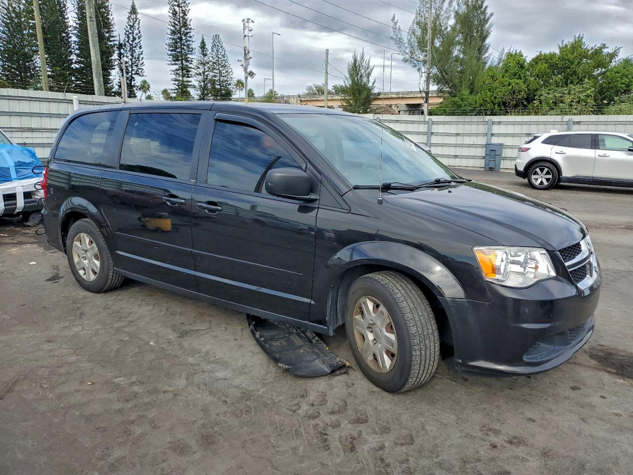 2012 DODGE GRAND CARAVAN SE photo 4