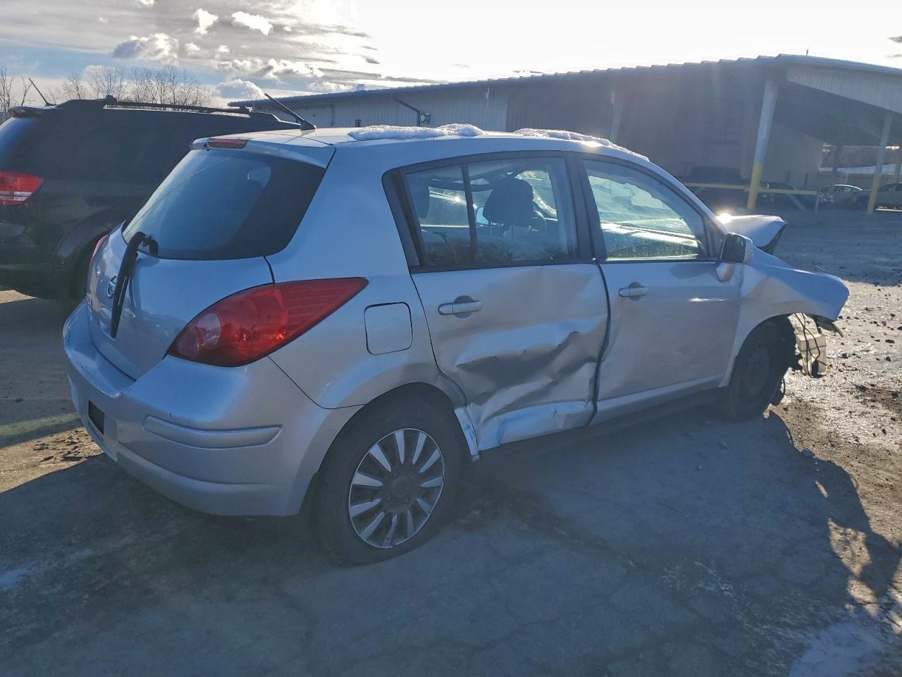 2011 NISSAN VERSA S photo 3