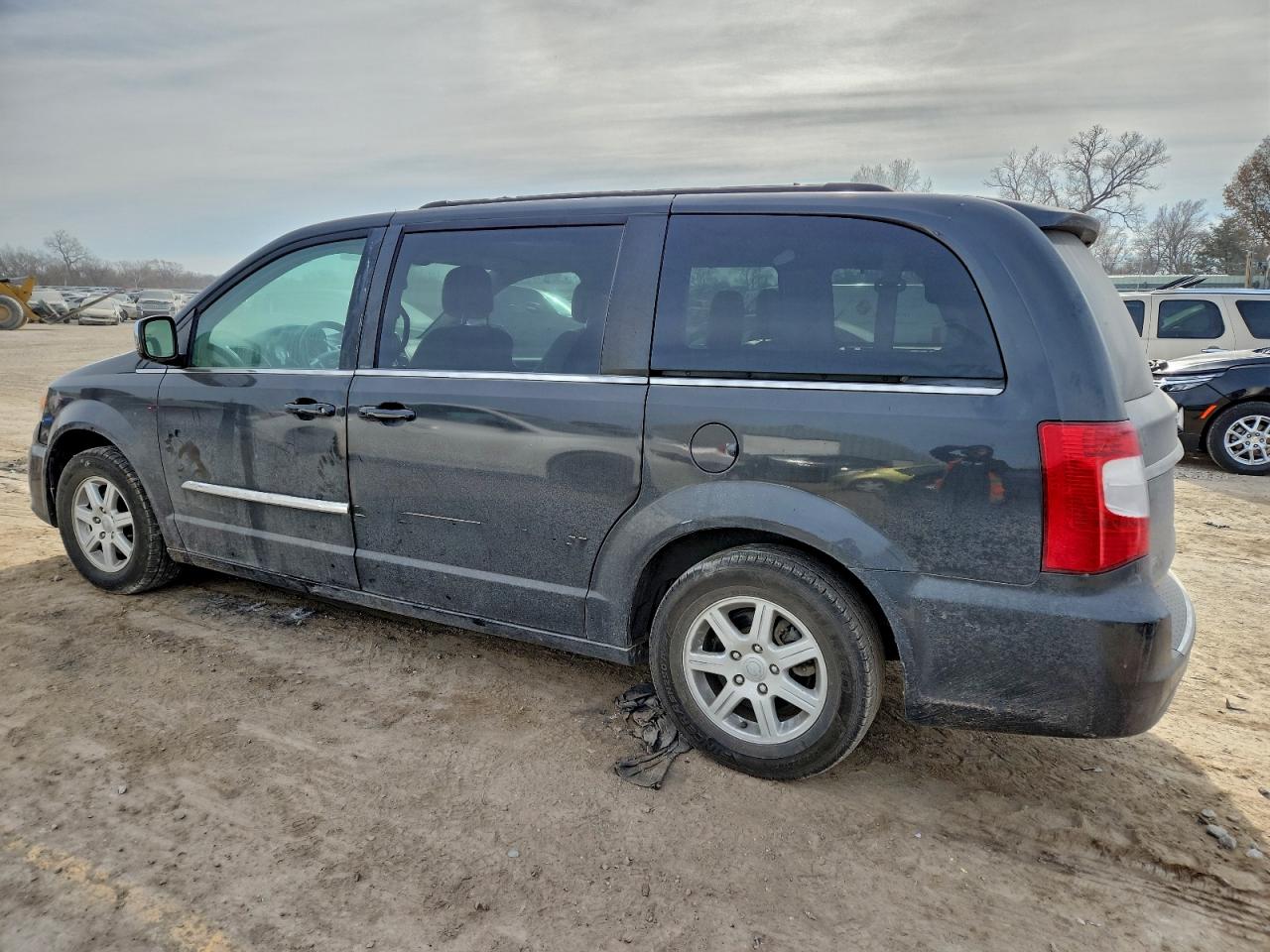 2012 CHRYSLER TOWN & COUNTRY TOURING L photo 2