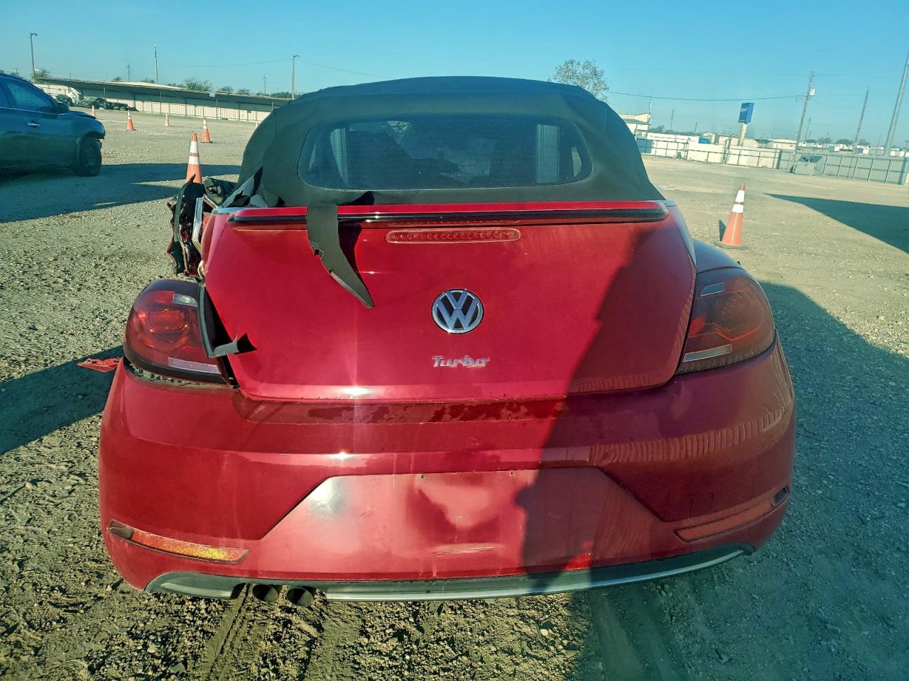 2019 VOLKSWAGEN BEETLE S photo 6