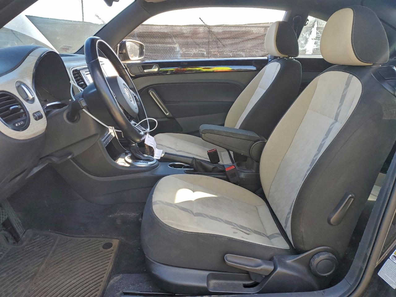 2018 VOLKSWAGEN BEETLE S photo 7
