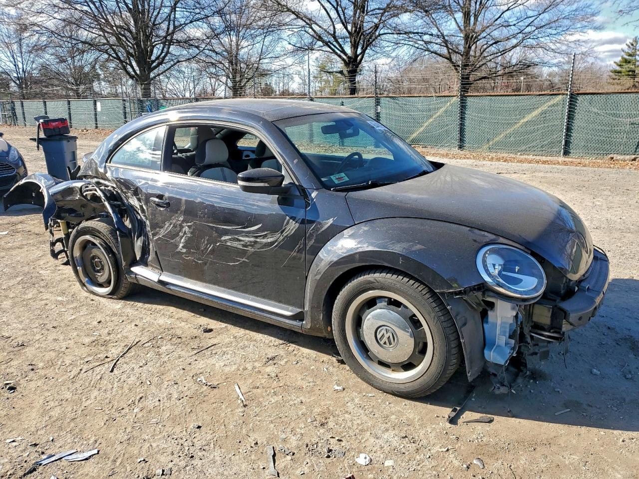 2018 VOLKSWAGEN BEETLE S photo 4