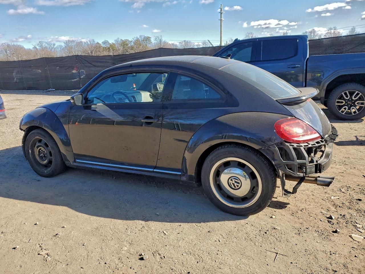 2018 VOLKSWAGEN BEETLE S photo 2