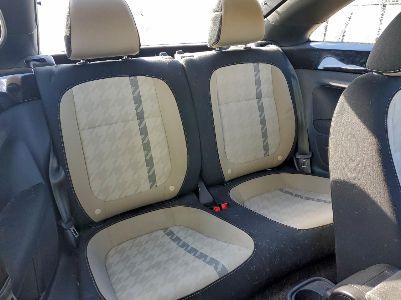 2018 VOLKSWAGEN BEETLE S photo 10