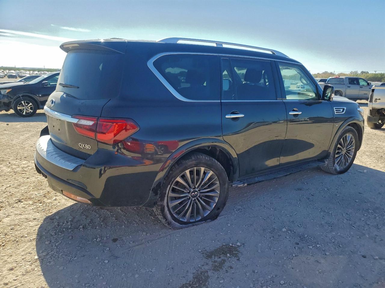 2019 INFINITI QX80 LUXE photo 3