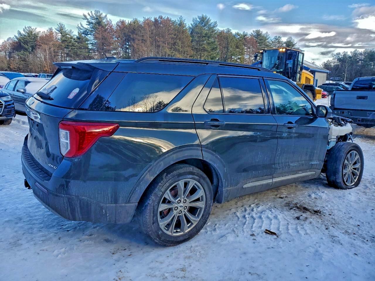 2024 FORD EXPLORER XLT photo 3
