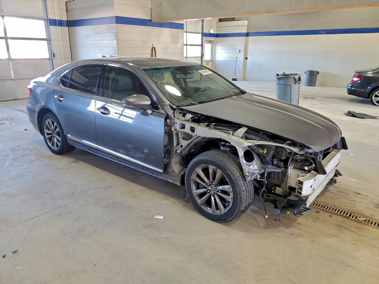 2015 LEXUS LS 460 photo 4