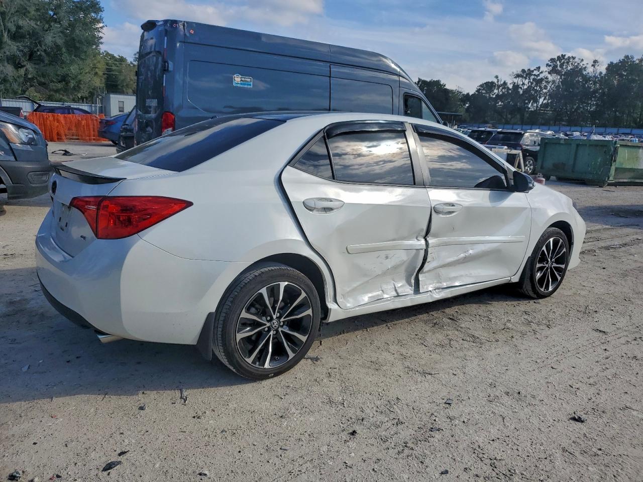 2019 TOYOTA COROLLA L photo 3