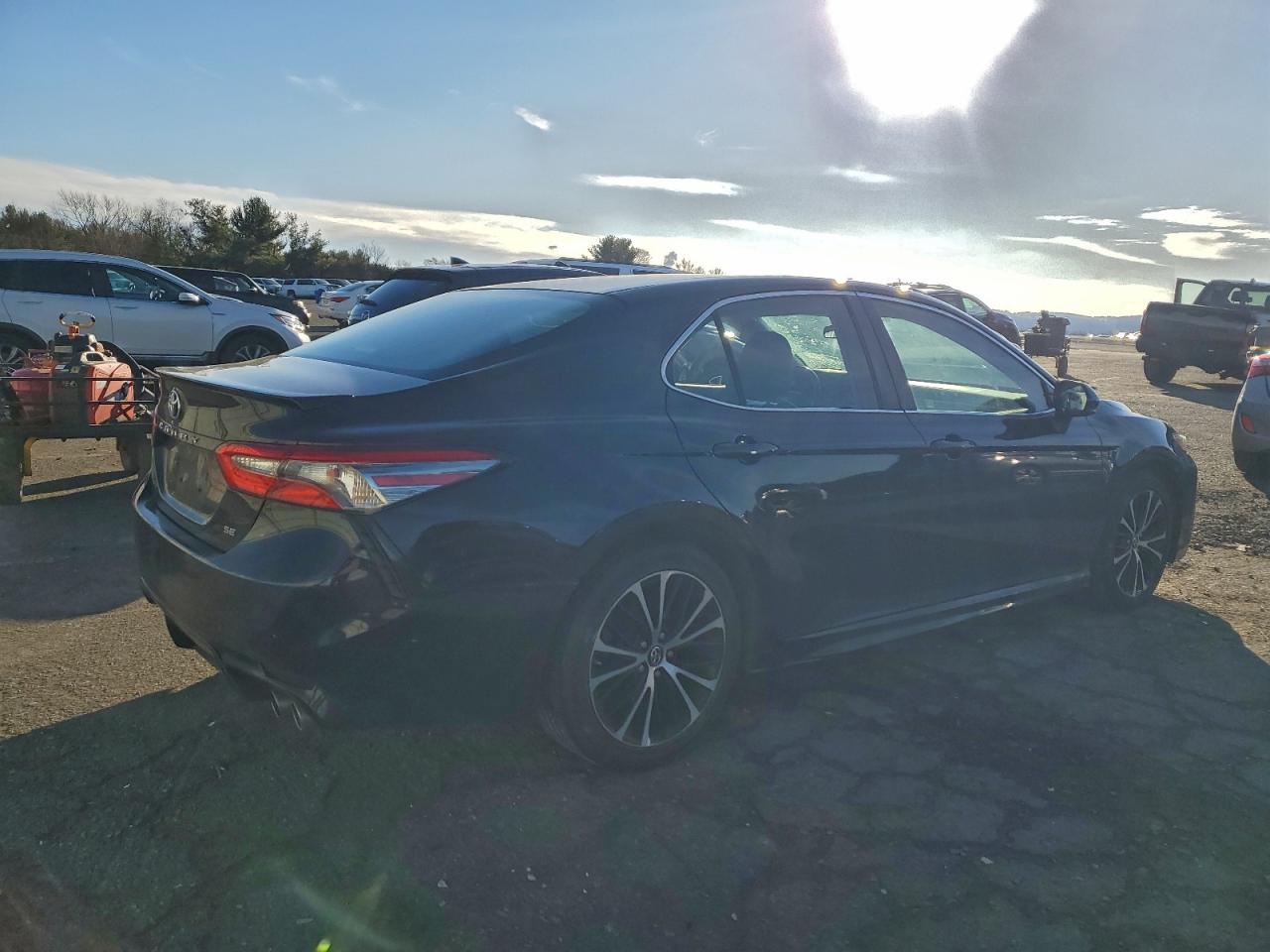 2018 TOYOTA CAMRY L photo 3