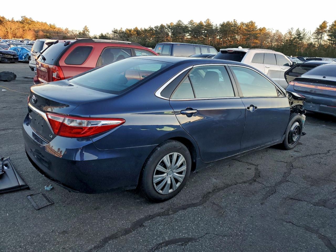 2015 TOYOTA CAMRY LE photo 3