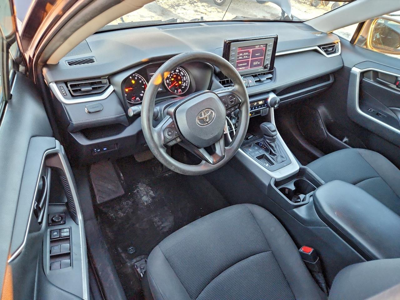 2021 TOYOTA RAV4 LE photo 8