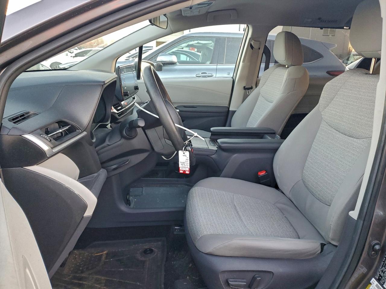 2021 TOYOTA SIENNA LE photo 7
