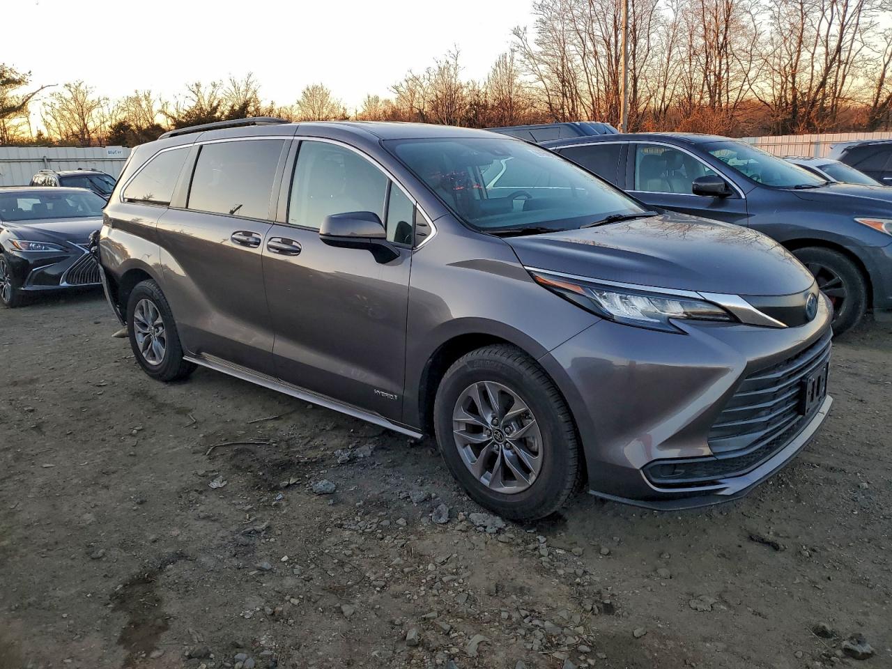 2021 TOYOTA SIENNA LE photo 4