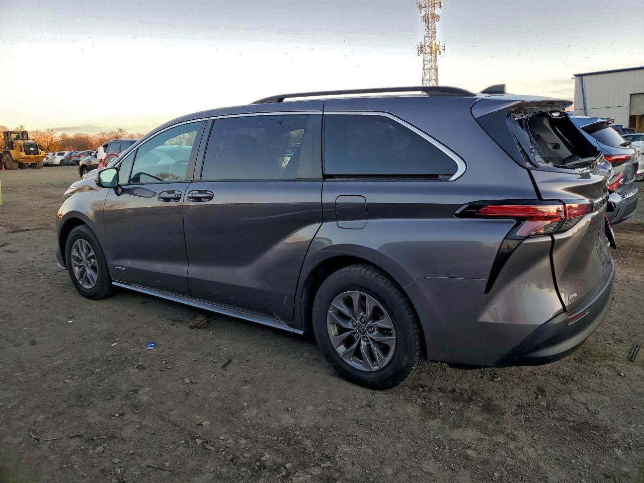 2021 TOYOTA SIENNA LE photo 2