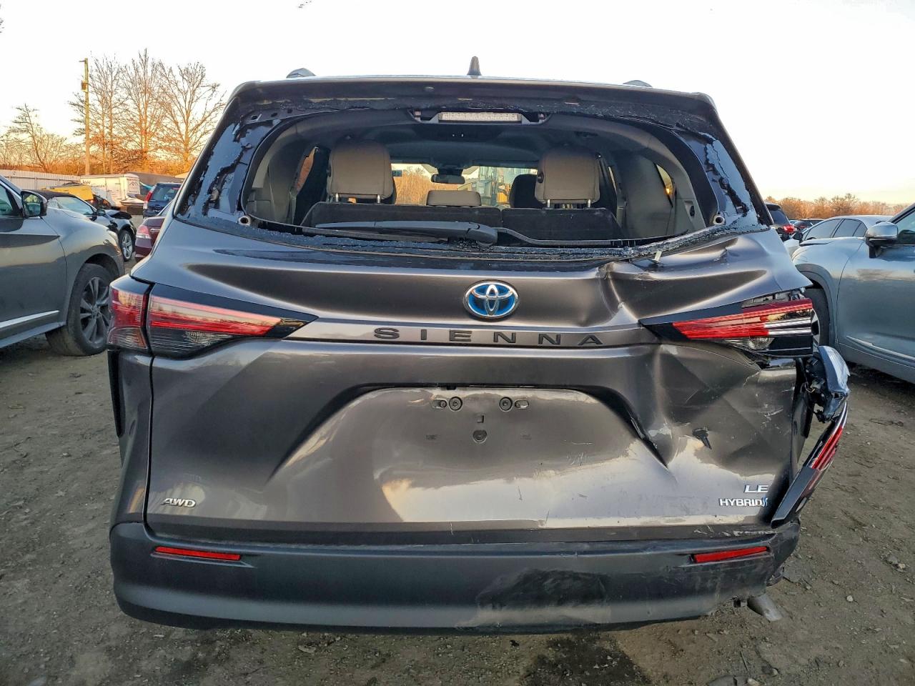 2021 TOYOTA SIENNA LE photo 6