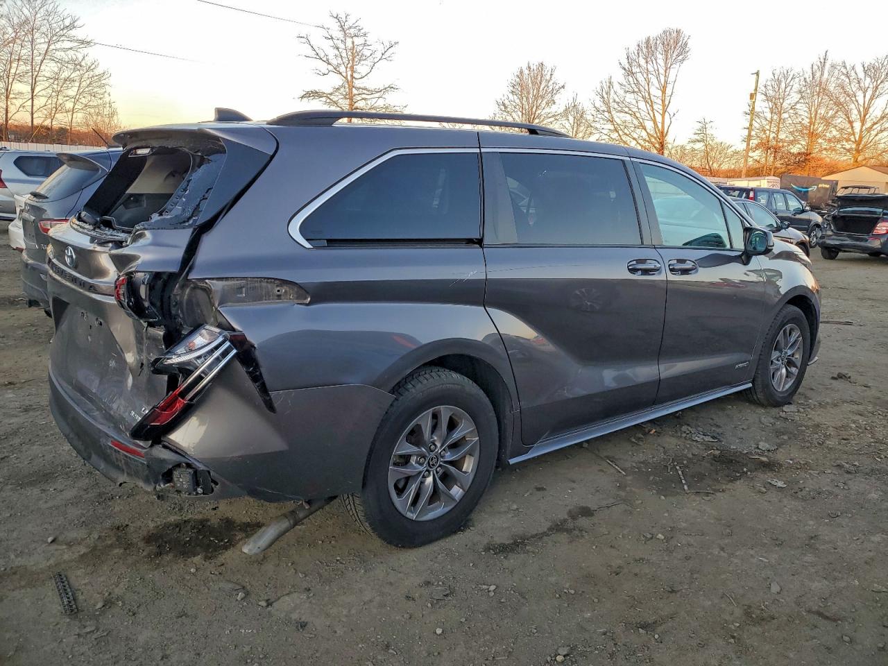 2021 TOYOTA SIENNA LE photo 3