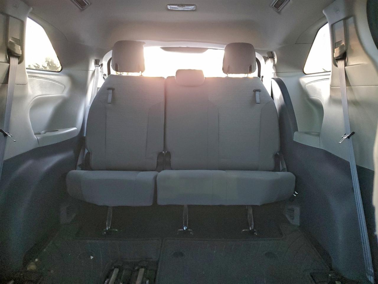 2021 TOYOTA SIENNA LE photo 10
