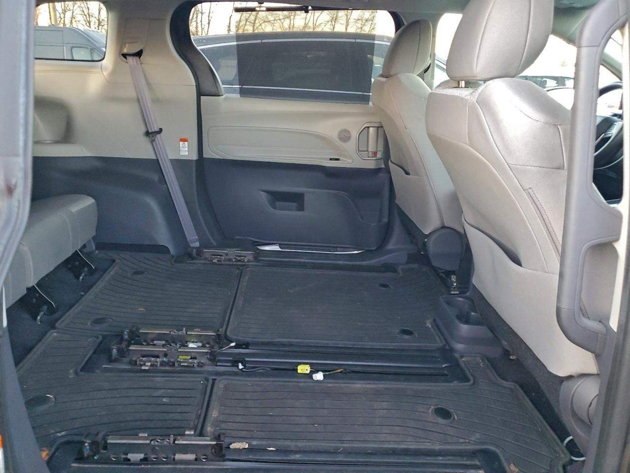 2021 TOYOTA SIENNA LE photo 11