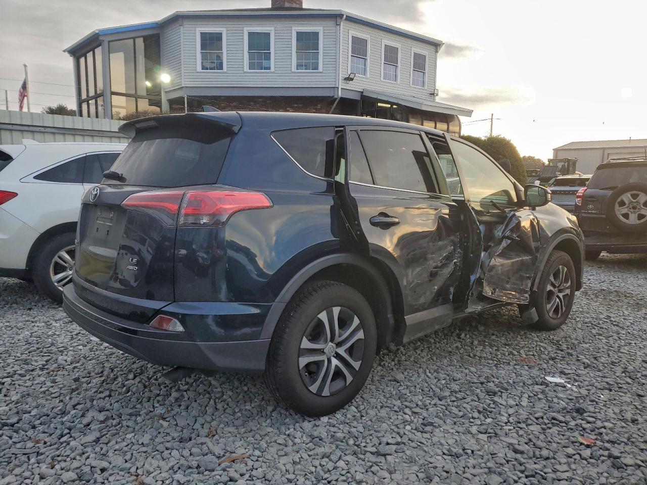 2018 TOYOTA RAV4 LE photo 3