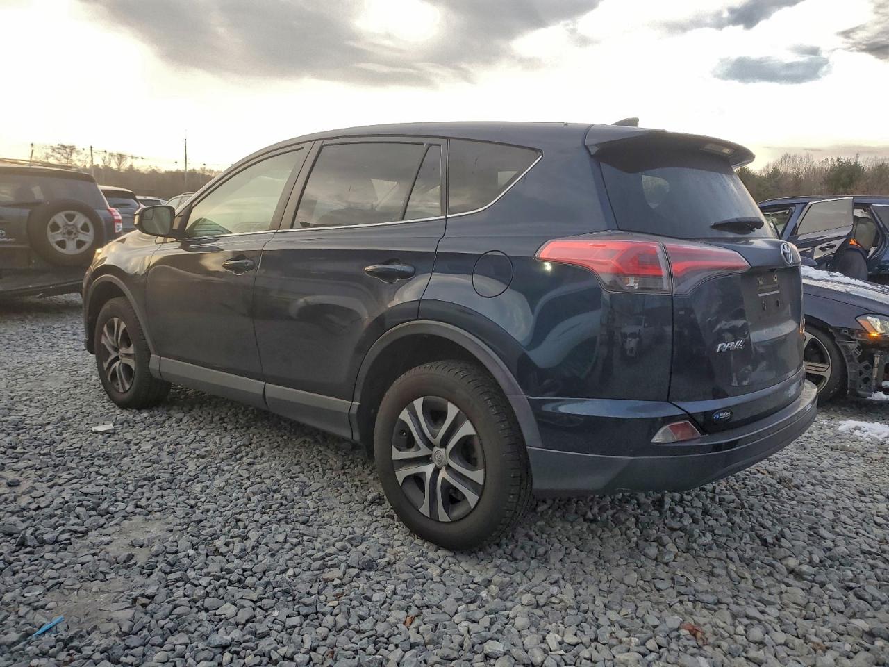2018 TOYOTA RAV4 LE photo 2