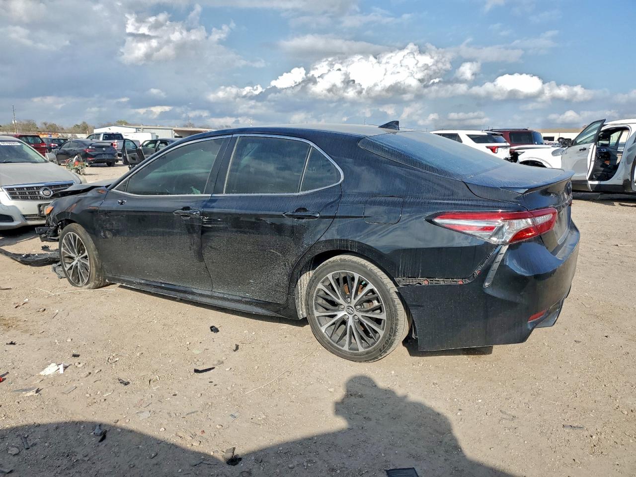 2019 TOYOTA CAMRY L photo 2