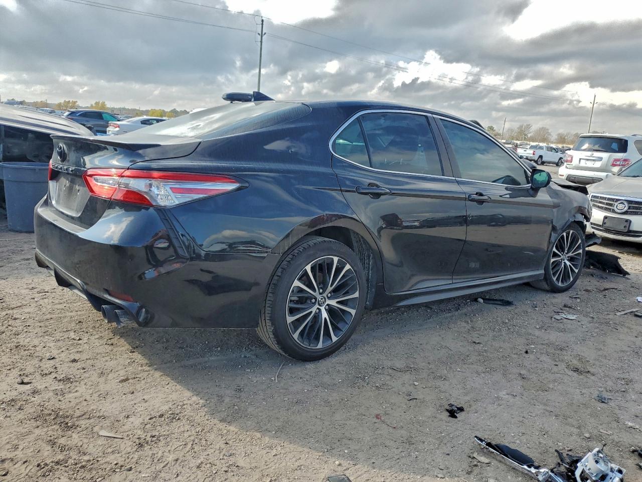 2019 TOYOTA CAMRY L photo 3