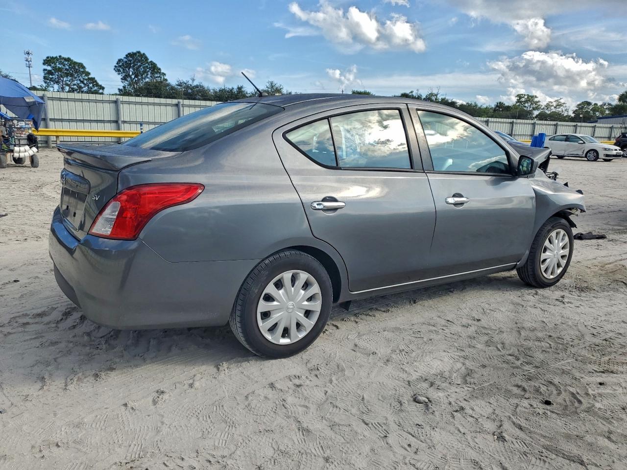 2019 NISSAN VERSA S photo 3