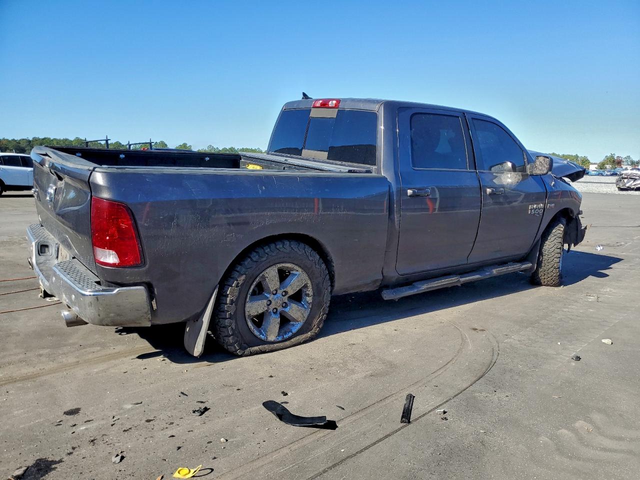 2019 RAM 1500 CLASSIC SLT photo 3