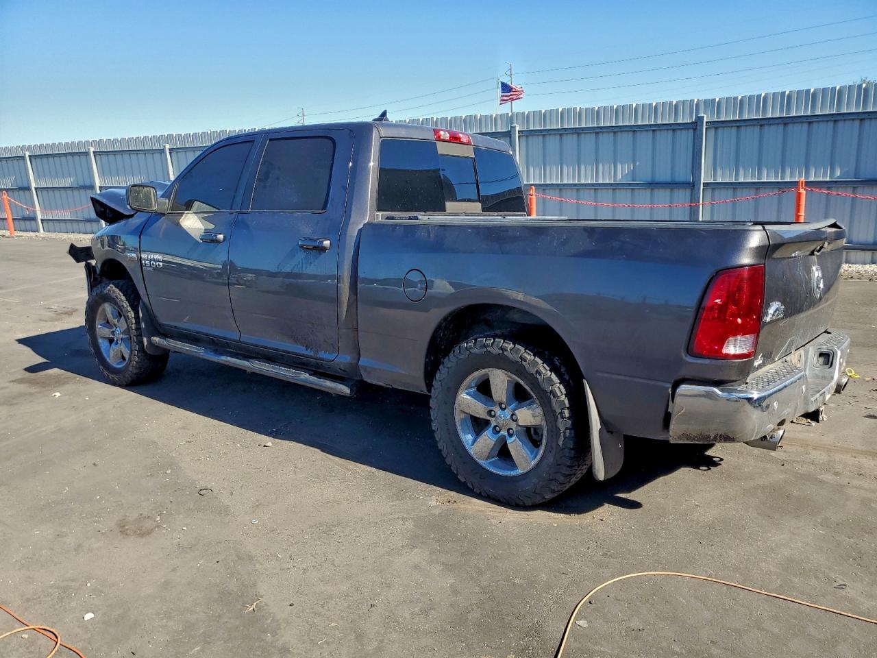 2019 RAM 1500 CLASSIC SLT photo 2