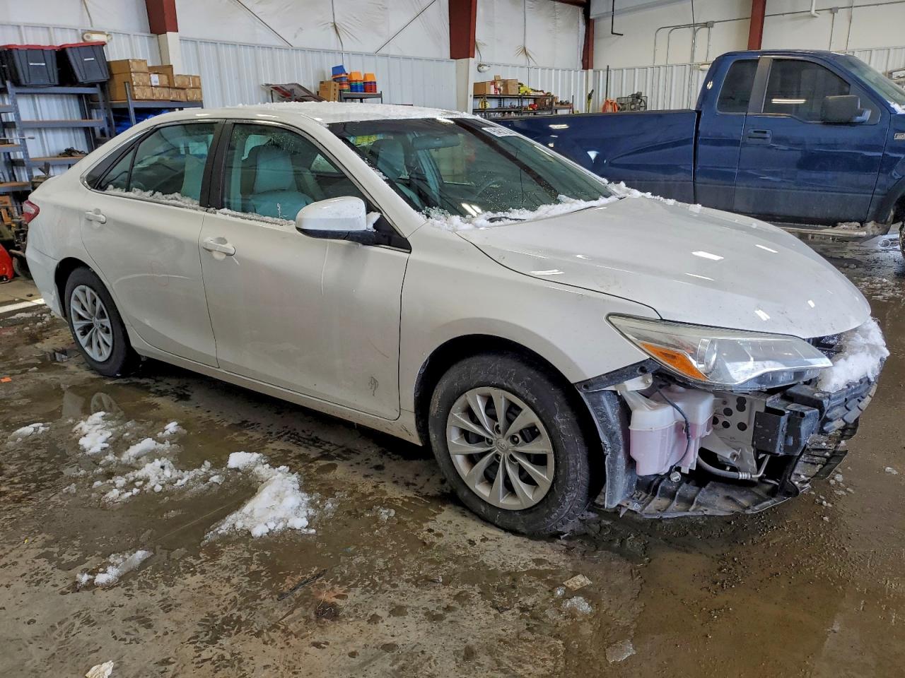 2015 TOYOTA CAMRY LE photo 4