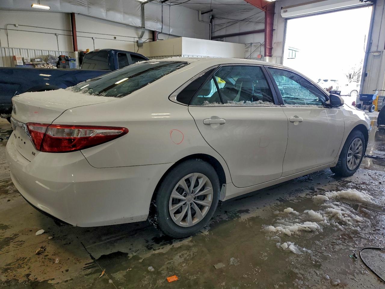 2015 TOYOTA CAMRY LE photo 3